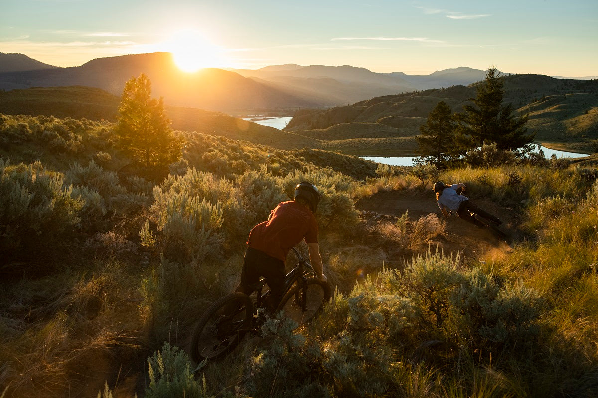 Cyclistes descendent devant un lac