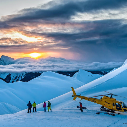 Skieurs comtemplent le couchée du soleil