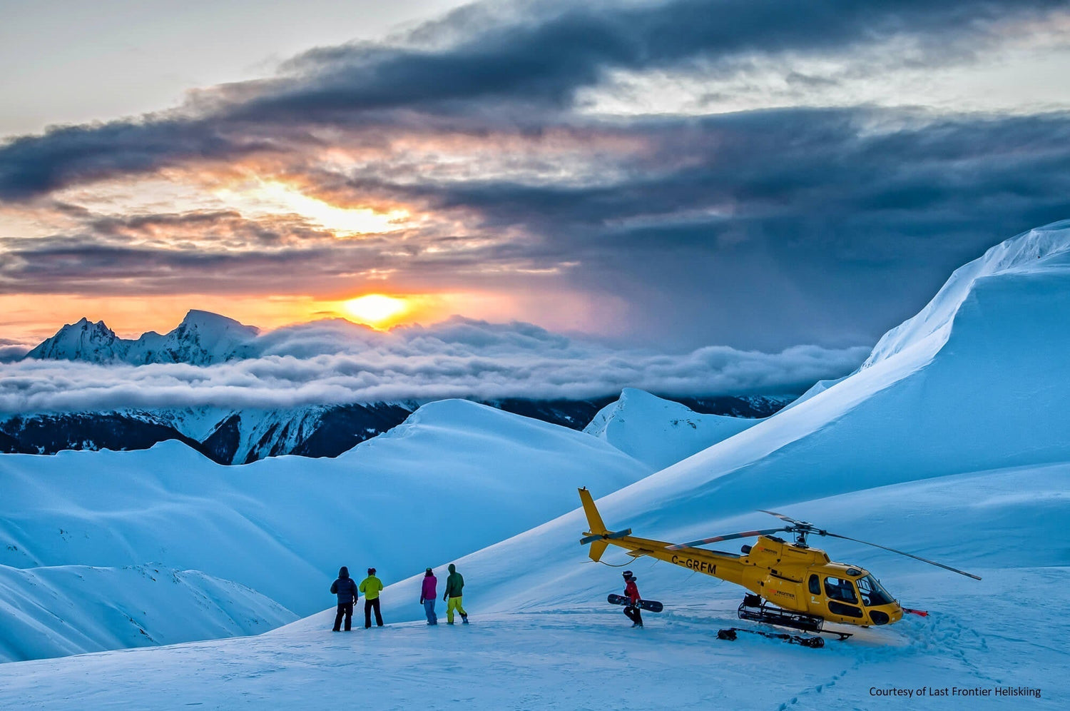 Skieurs comtemplent le couchée du soleil