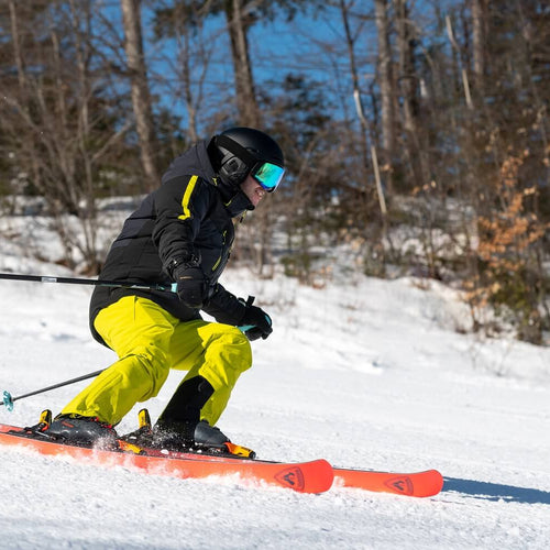 un skieur fait un beau virage