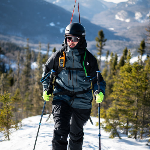 Un skieur monte à pied.