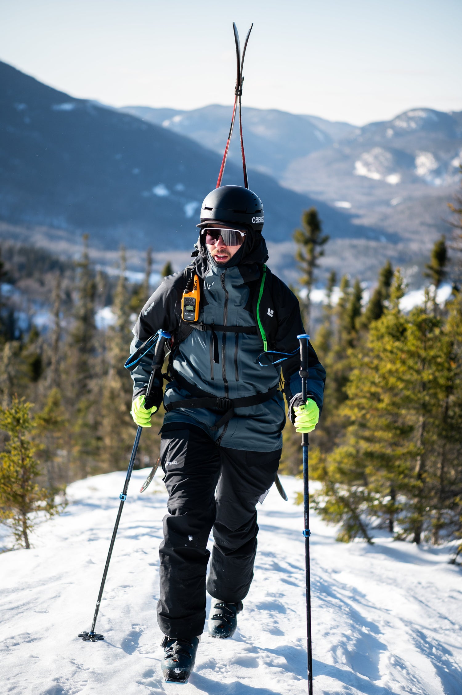 Un skieur monte à pied.