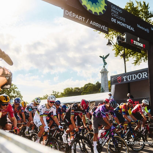 Peloton s'élançant sous l'arche de départ du Grand Prix Cycliste de Montréal, avenue du Parc