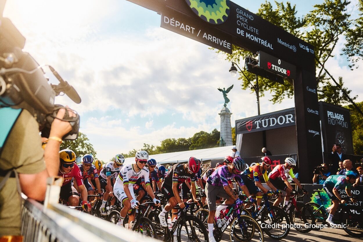 Peloton s'élançant sous l'arche de départ du Grand Prix Cycliste de Montréal, avenue du Parc