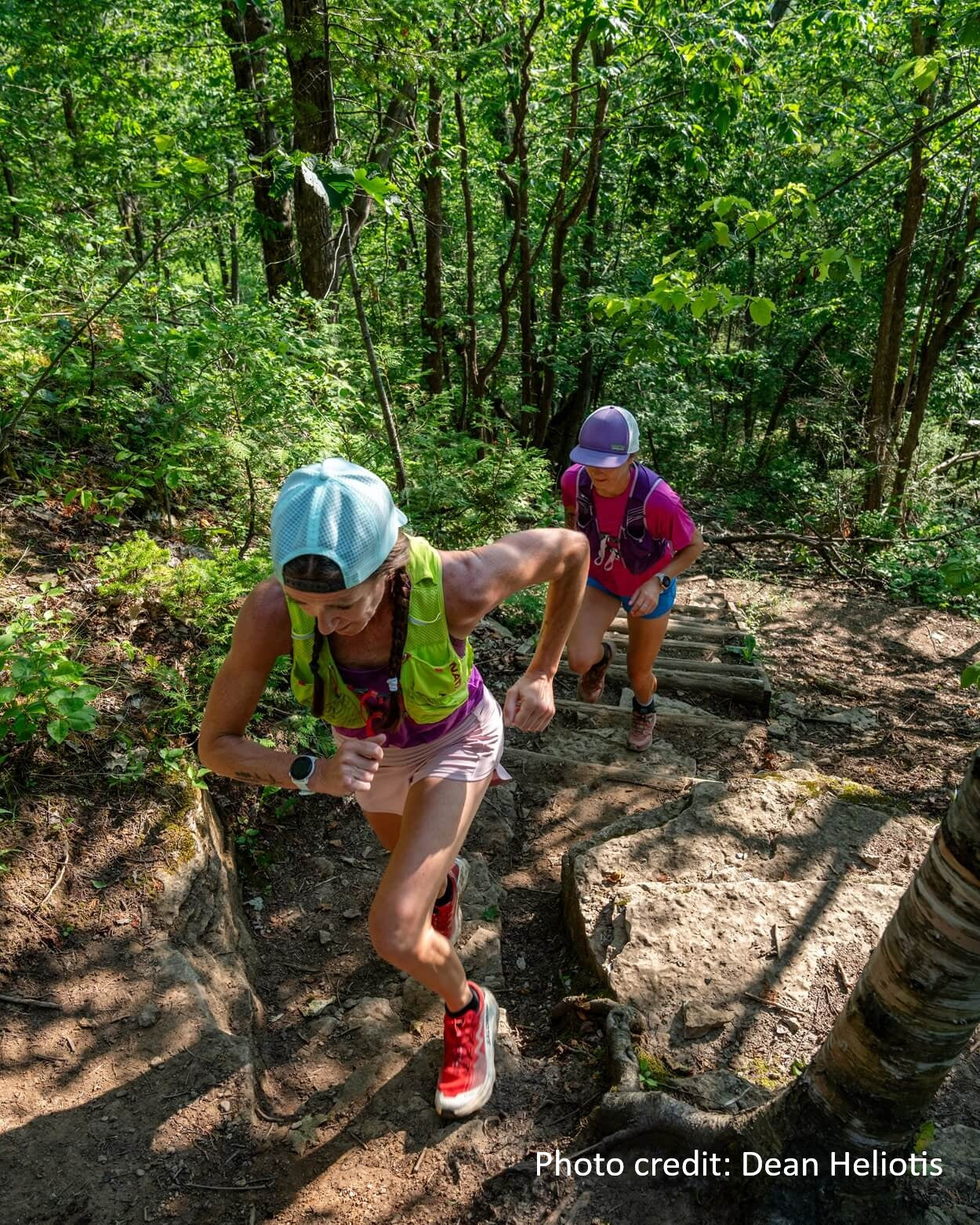 Deux coureuses gravissant un escalier rustique sur un sentier boisé pendant le Blue Bully Ultra