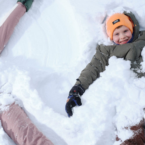 Enfants qui jouent dans la neige