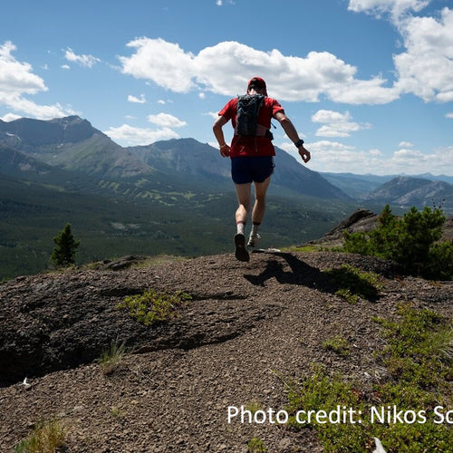 Coureur sur une crête des Rocheuses pendant le Sinister 7 Ultra en Alberta