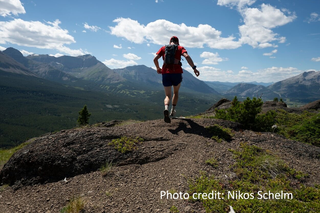 Coureur sur une crête des Rocheuses pendant le Sinister 7 Ultra en Alberta