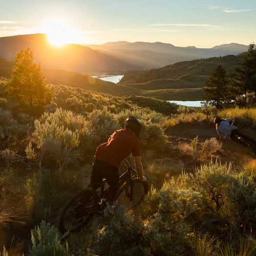Cyclistes descendent devant un lac