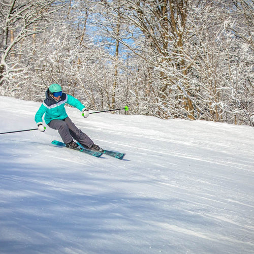 Skieuse sur une piste damée