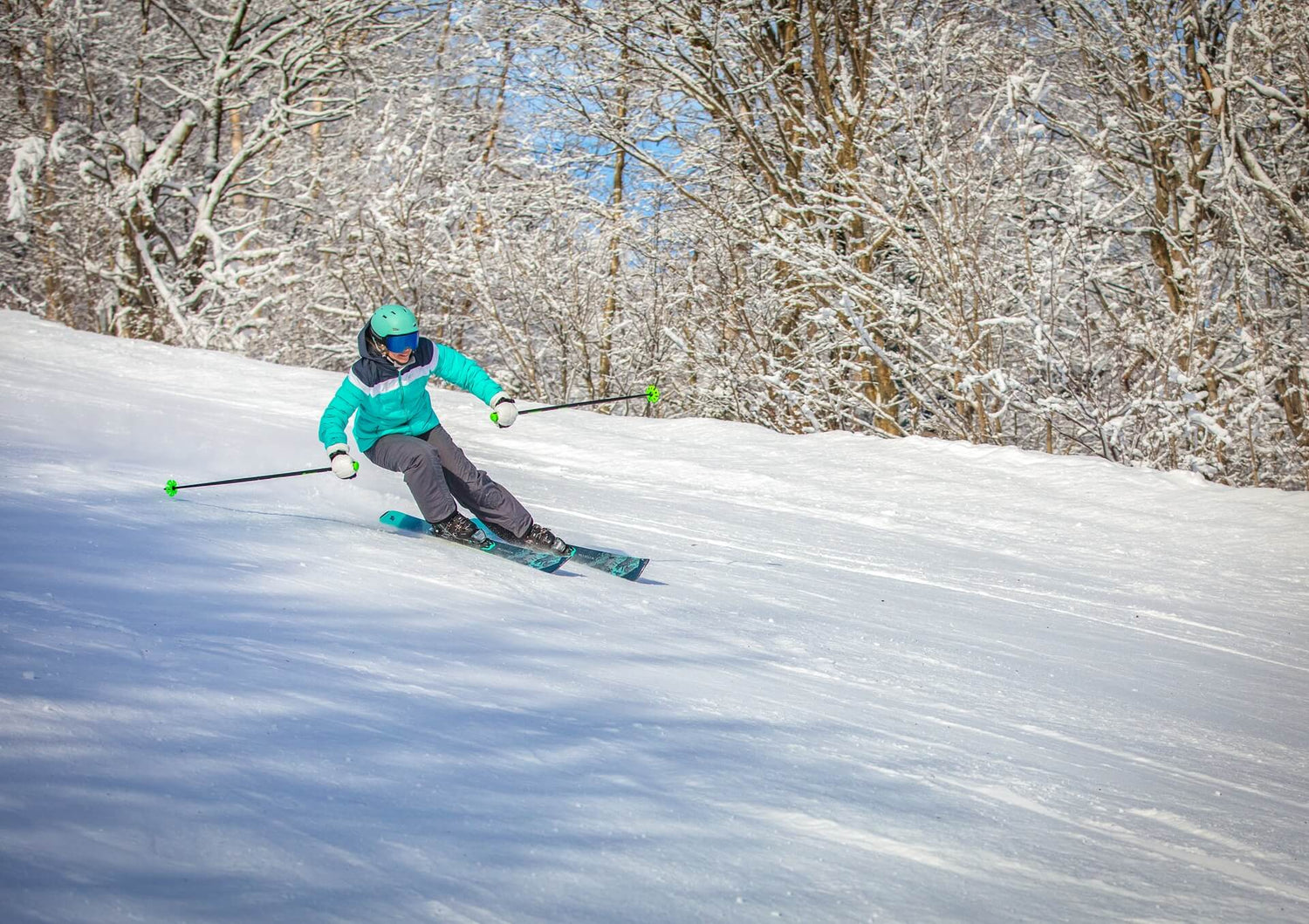 Skieuse sur une piste damée