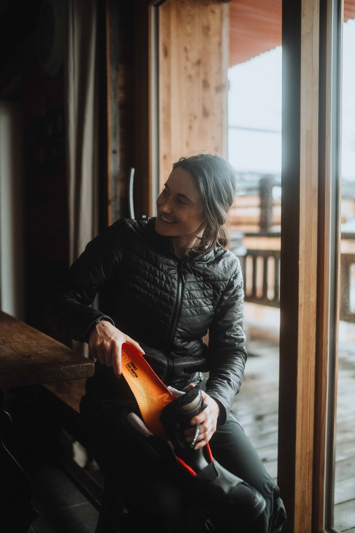 Une femme met une semelle dans sa botte.