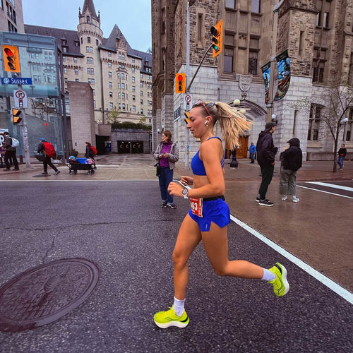 Frédérique Valiquette, ambassadrice Oberson, en pleine course sur route lors d'un marathon dans les rues d'Ottawa