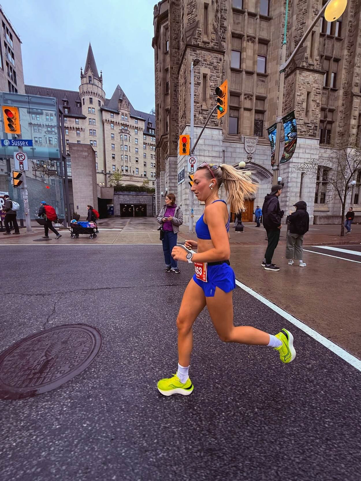 Frédérique Valiquette, ambassadrice Oberson, en pleine course sur route lors d'un marathon dans les rues d'Ottawa