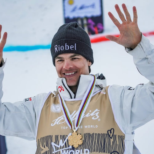 Mikaël Kingsbury portant une médaille d’or après une épreuve de ski de bosses