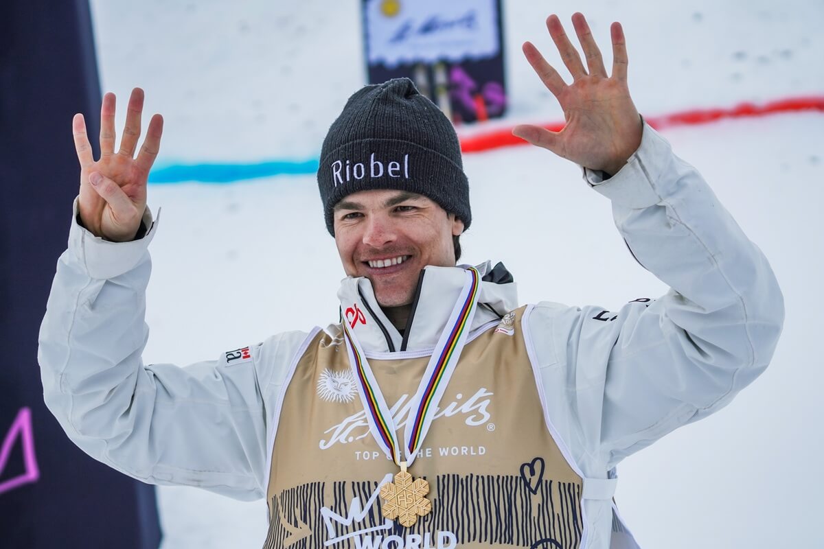Mikaël Kingsbury portant une médaille d’or après une épreuve de ski de bosses