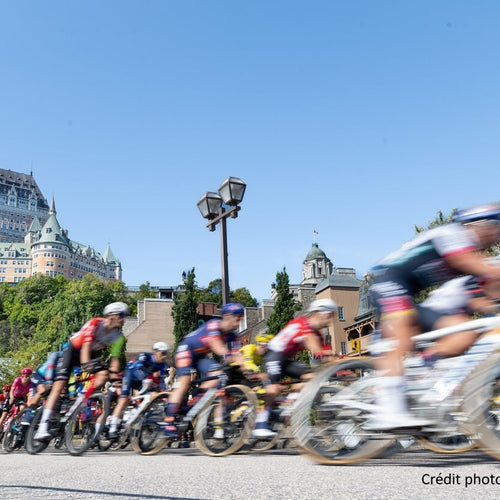 Peloton de cyclistes filant devant le Château Frontenac lors du Grand Prix Cycliste de Québec 2025