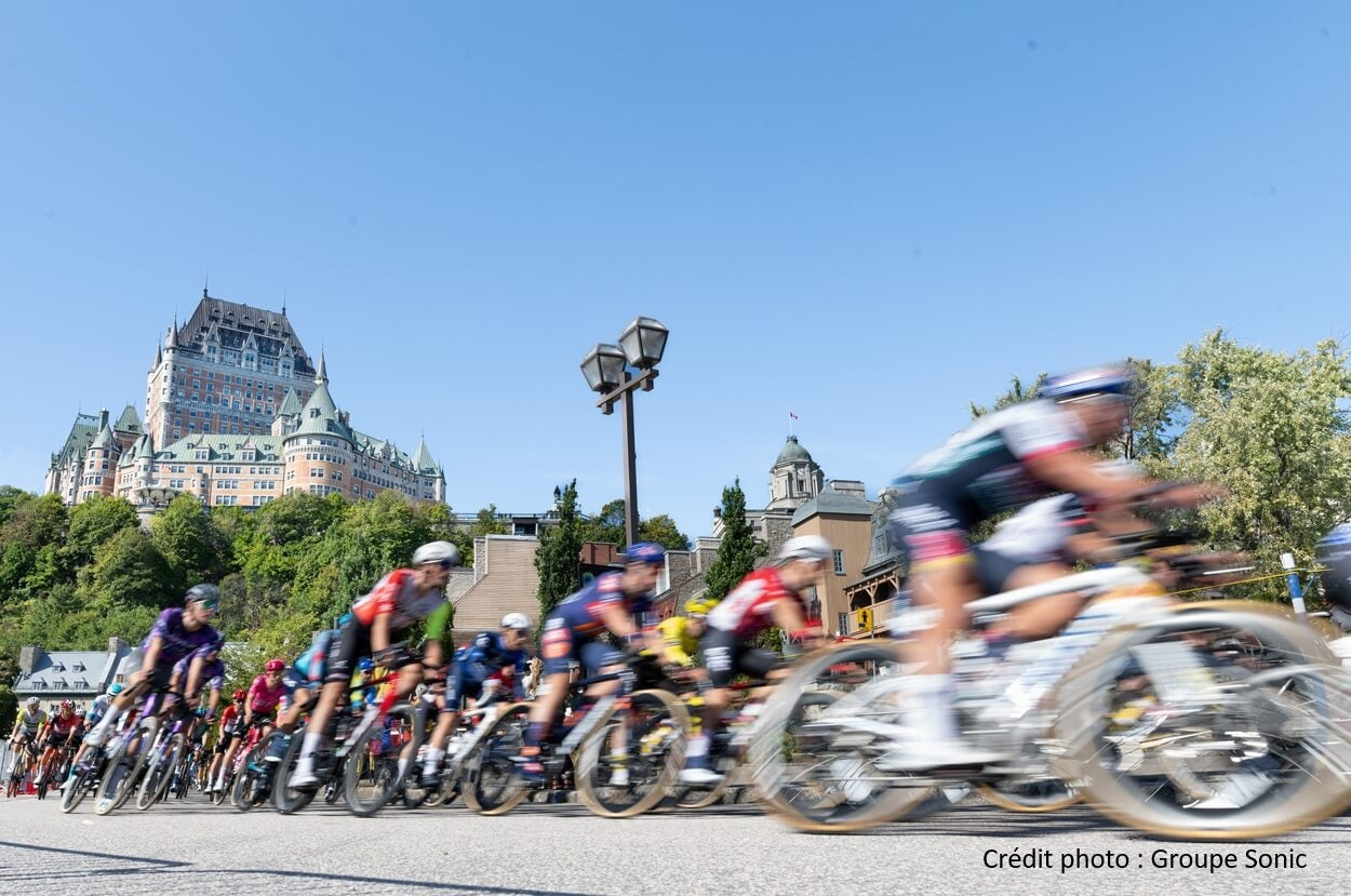 Peloton de cyclistes filant devant le Château Frontenac lors du Grand Prix Cycliste de Québec 2025