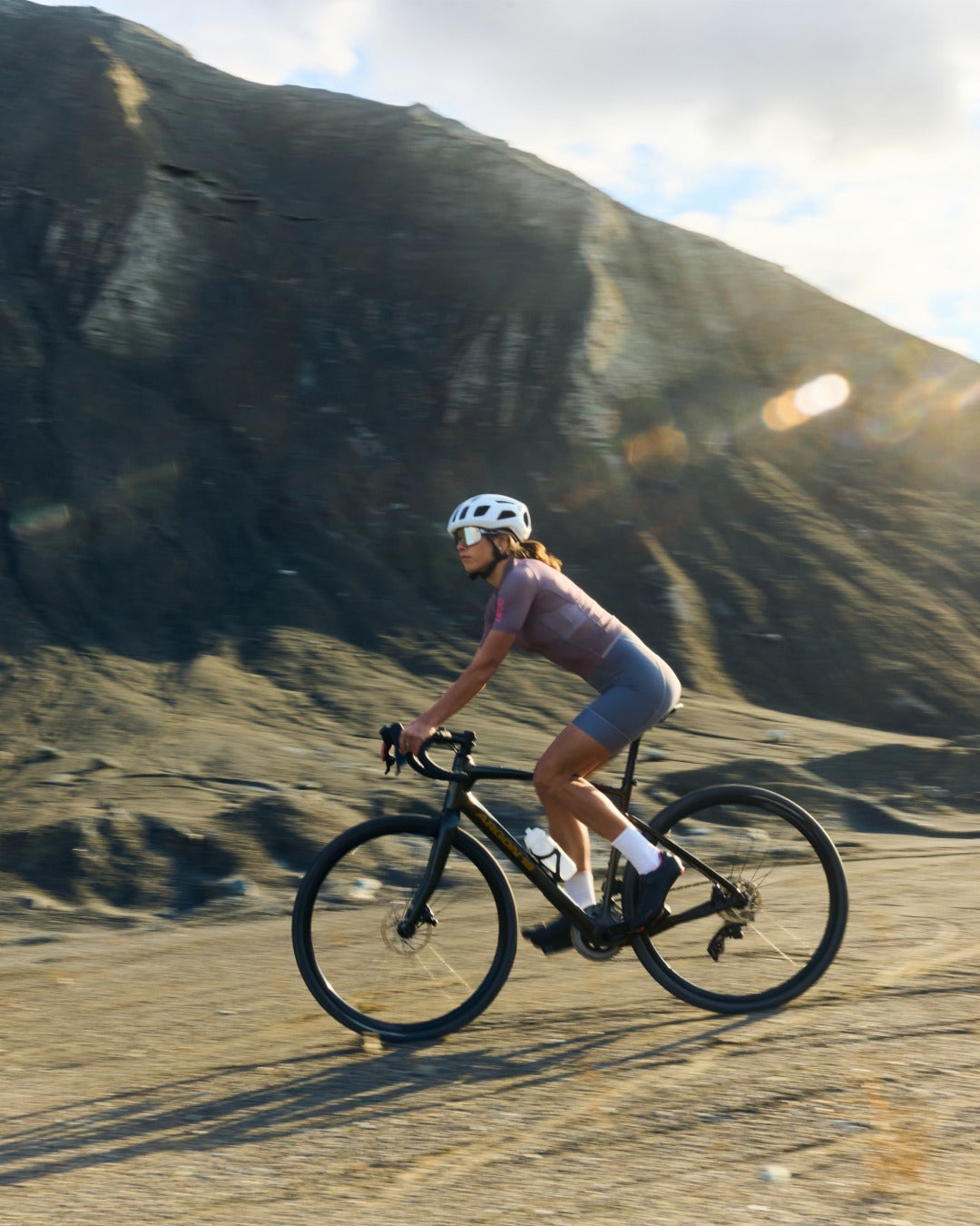 Femme en action sur un vélo de gravel