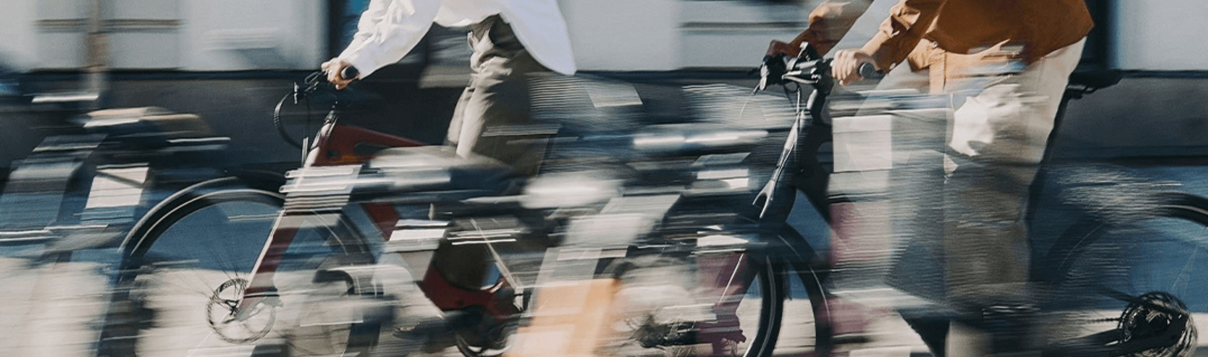 Un homme et une femme sur vélos électriques dans la rue