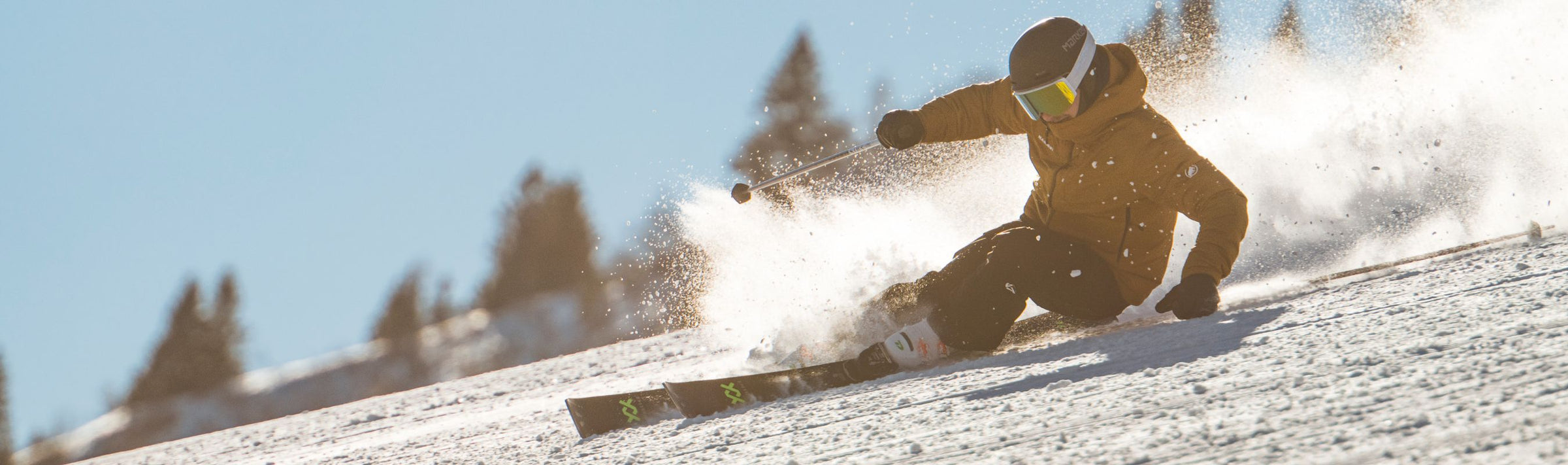 Homme en action en ski alpin