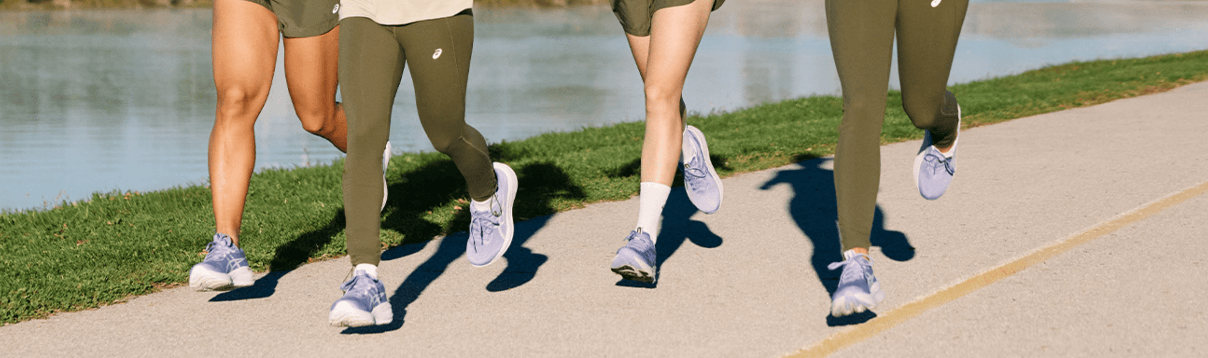 Des femmes qui font de la course à pied avec leur souliers asics sur route