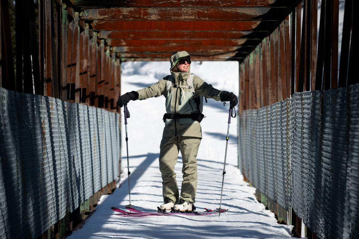 Une skieuse sur des skis avec de la cambrure inversée