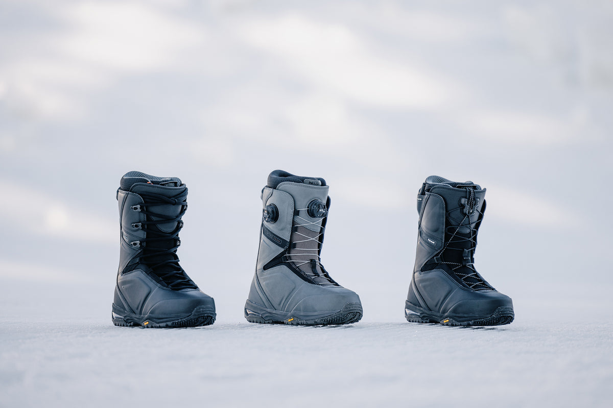 Des bottes de planche à neige avec des types de laçage différents.