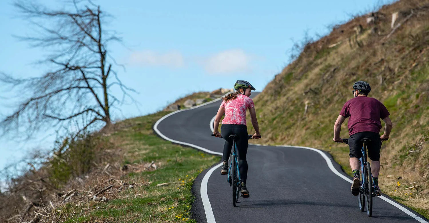 Homme et femme sur vélo hybride en action