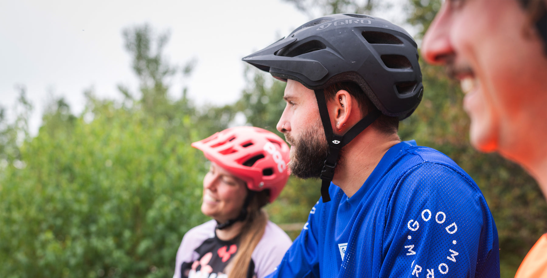 Des cyclistes qui portent des casques
