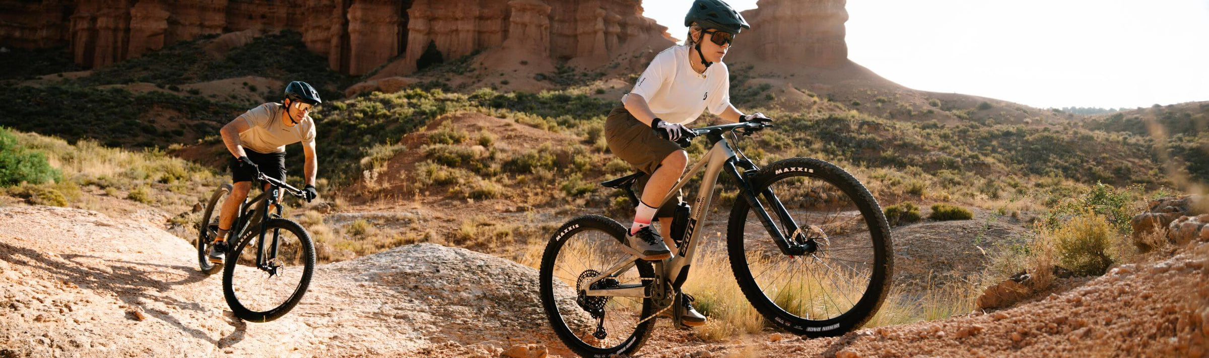 Un homme et une femme sur vélo de montagne en action