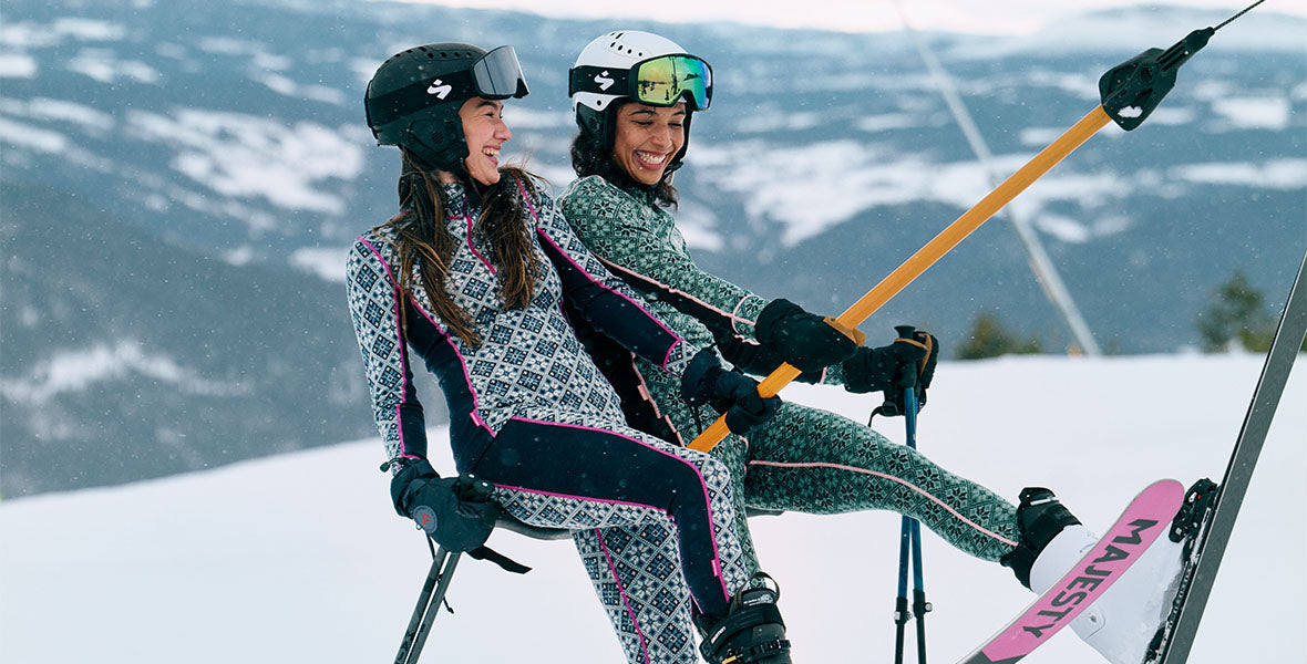 Deux skieuses en couches de base sur un télésiège.