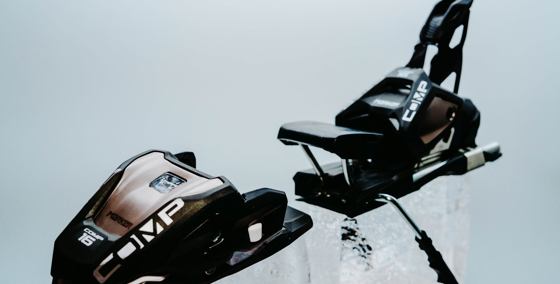 Gros plan sur une fixation de ski alpin.