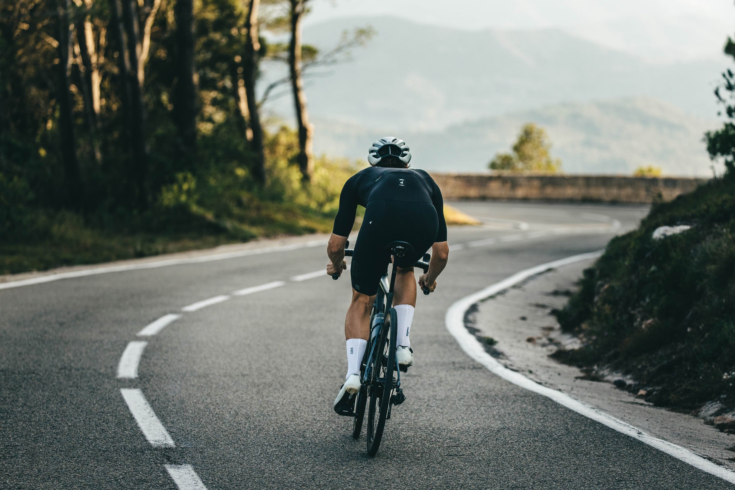 Un homme en vélo de route