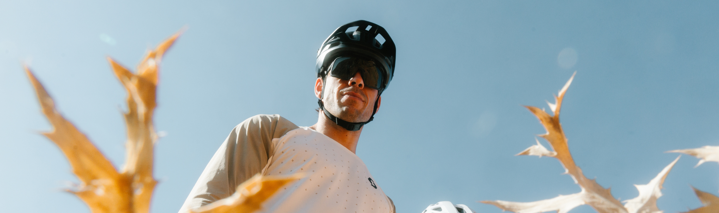 Homme qui porte des lunettes de vélo