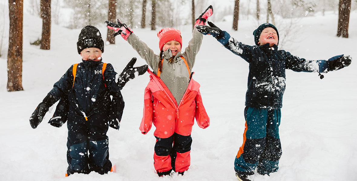Enfants jouent dans une tempête de neige