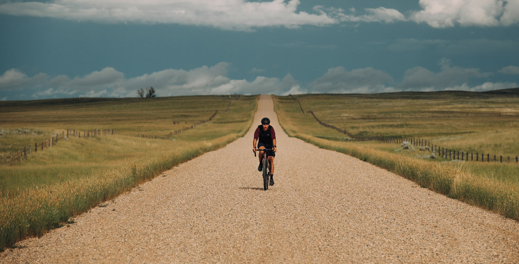 Cycliste sur un vélo de gravelle à la campagne