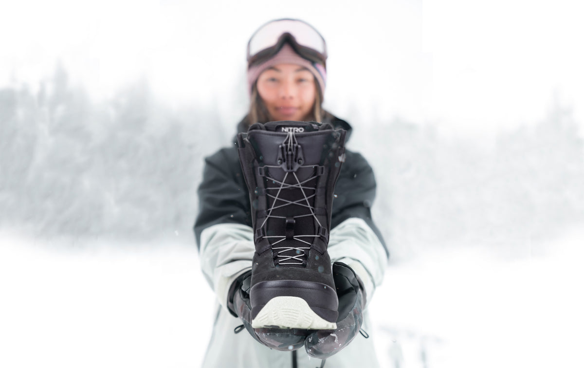 Une botte de planche à neige pour femmes